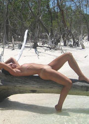 A nude bitch on the Tulum Image 5