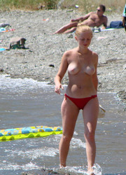 Bikini lady flashing on the Peka Peka Image 9