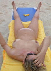 A hot lady posing at theRarawa Nudist Image 3
