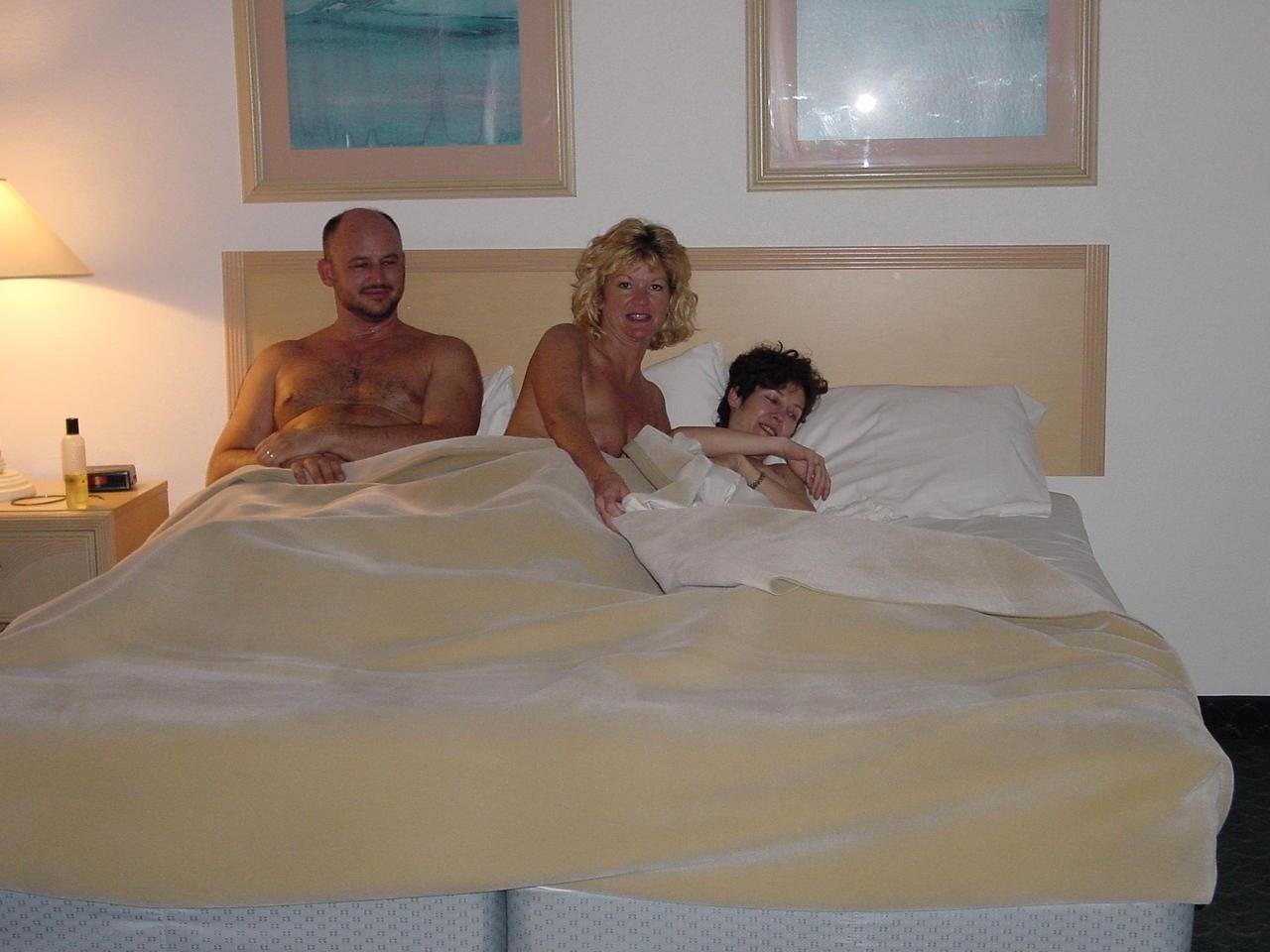 Amateur vacation resort threesome