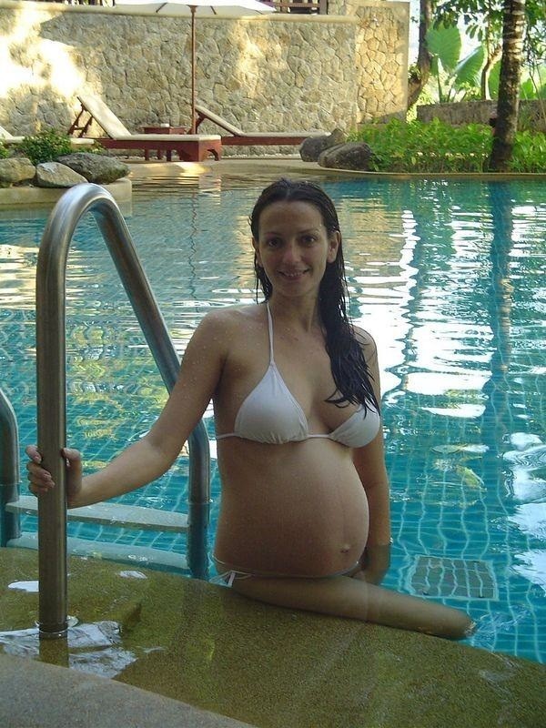 Glamour tongue pool preggo