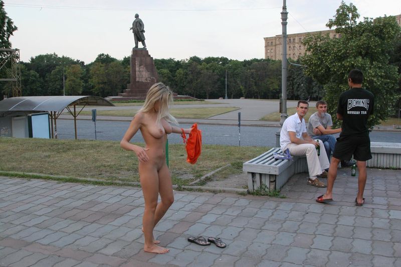 голые в публичных местах голые в публичных местах